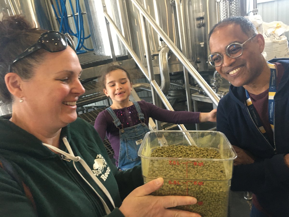dawnbazely's tweet photo. HUGE thanks to former @LaurentianU Biology profs, @sudburyfrog &amp; @CharlesRamchar1, for introducing #FieldCourse students to frogs, turtles &amp; zooplankton!

Prof. John Gunn joined us on Manitoulin Island, for the Manitoulin Brewery Co. tour, @AlbrechtS_H 🍻
#OUPFB
#AquaticEcology https://t.co/Jqc2EPKqje