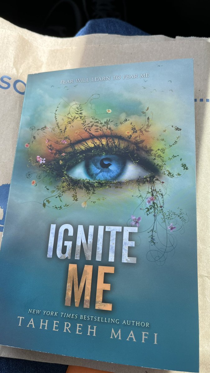 iluvwgrayson's tweet photo. MI COMFORT BOOK XFIN EN MIS MANOS💘 https://t.co/7Wi2zeDPgZ