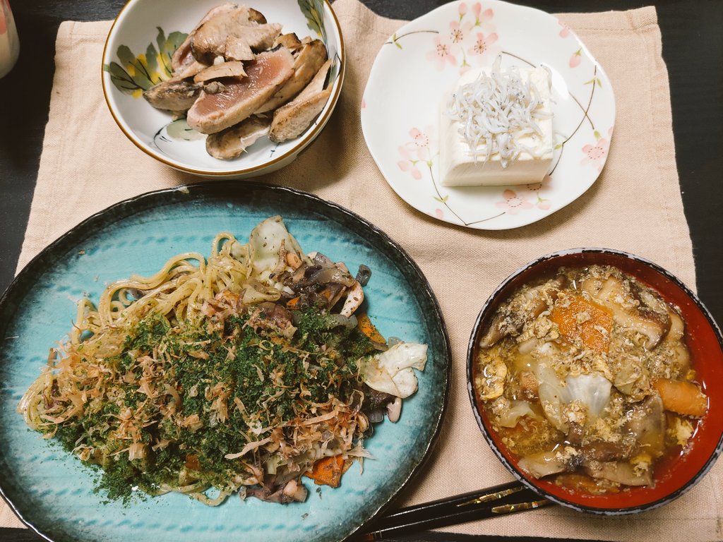 تويتر 桜大福 على تويتر 魚食系女子 料理好きな人とつながりたい 意図せずめっちゃ和な夕食に 鰹たたきの切れ端 しらす冷奴 かき玉汁 そしてメインはイカ焼きそば 一晩酒に漬けといたから柔らかかったし 墨袋も一緒に入れたから良い感じのコクが出てた