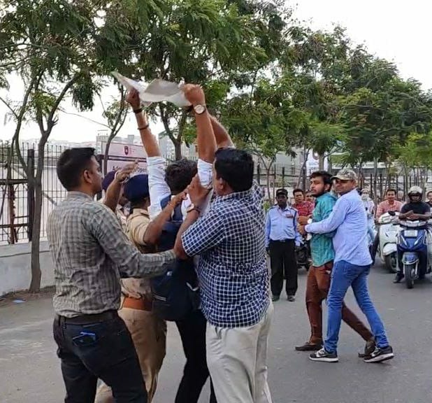 Harshkheni6's tweet photo. Arrested in public protesting the program of Darshit Korat and Sagar Gadiya's Minister of Education.

@AAPGujarat @CYSSAAPGujarat @darshitkorat09 @SagarGediya100 @DharmikMathuki1 @GulabMatiala @manoj_sorathiya @isudan_gadhvi @Gopal_Italia @msisodia @NikhilSavani_ @PravinRam_ https://t.co/3mwDsK1EEx