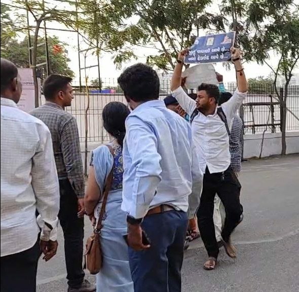 Harshkheni6's tweet photo. Arrested in public protesting the program of Darshit Korat and Sagar Gadiya's Minister of Education.

@AAPGujarat @CYSSAAPGujarat @darshitkorat09 @SagarGediya100 @DharmikMathuki1 @GulabMatiala @manoj_sorathiya @isudan_gadhvi @Gopal_Italia @msisodia @NikhilSavani_ @PravinRam_ https://t.co/3mwDsK1EEx