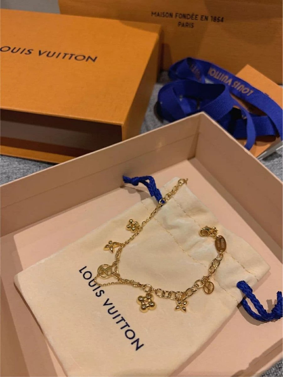 yshao734's tweet photo. #gift to myself is really beautiful
#daily shopping
#LOUIS VUITTON bracelet https://t.co/ovz5wnCWPV