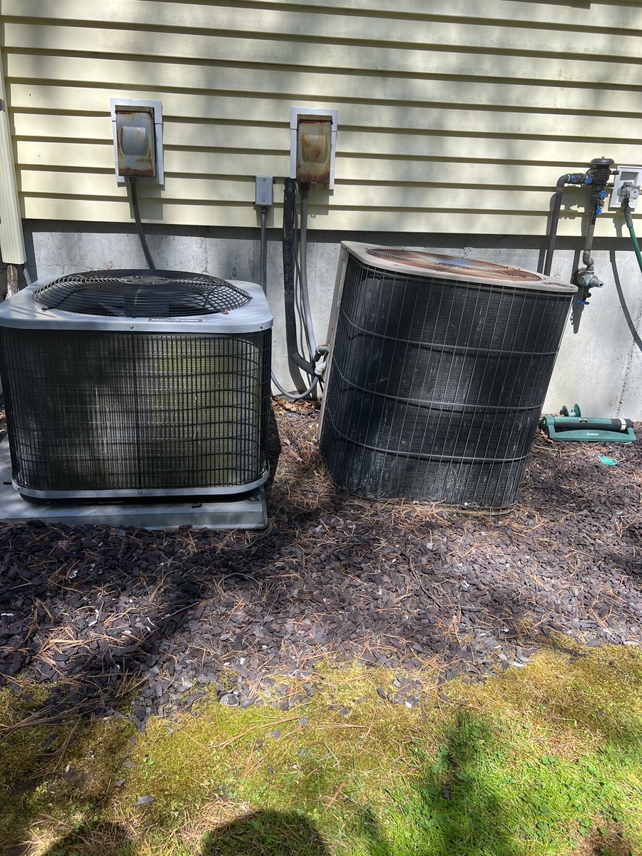 DWHIS7's tweet image. Always keep an eye on your air conditioning units during and after installation. You can see how the one on the right has been neglected and no longer level because the ground has become uneven due to settling. 💨❄️📐 #homeinspection #notlevel #settlement #cooloff