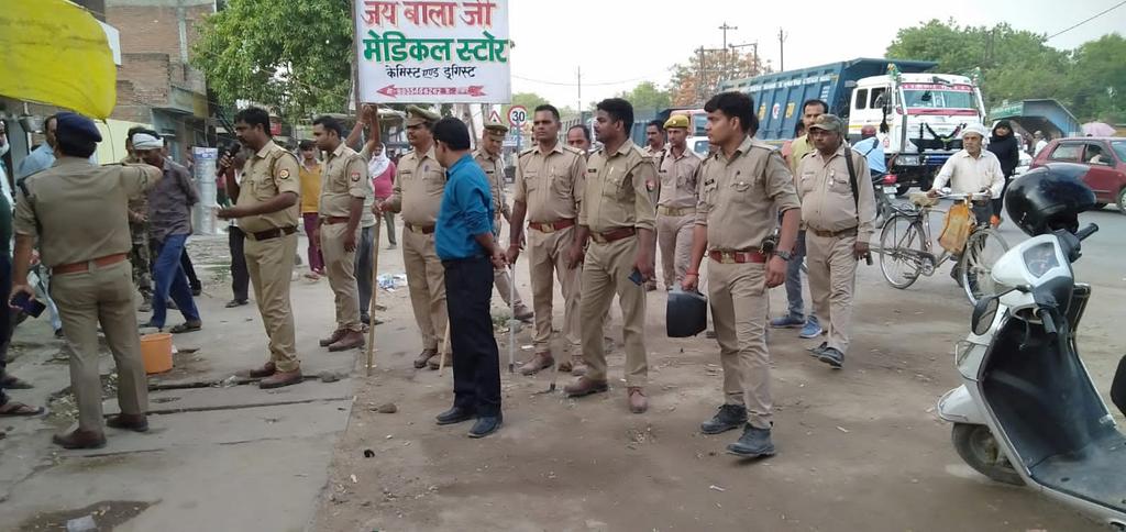 Ghatampur  कस्बे  में सड़क पटरी को अवैध पार्किंग,  दुकान  आदि से मुक्त करने हेतु लोगों से अपील  की गई। 25 लोगों का चालान  किया गया। सभी  लोग इसमे सहयोग करें।