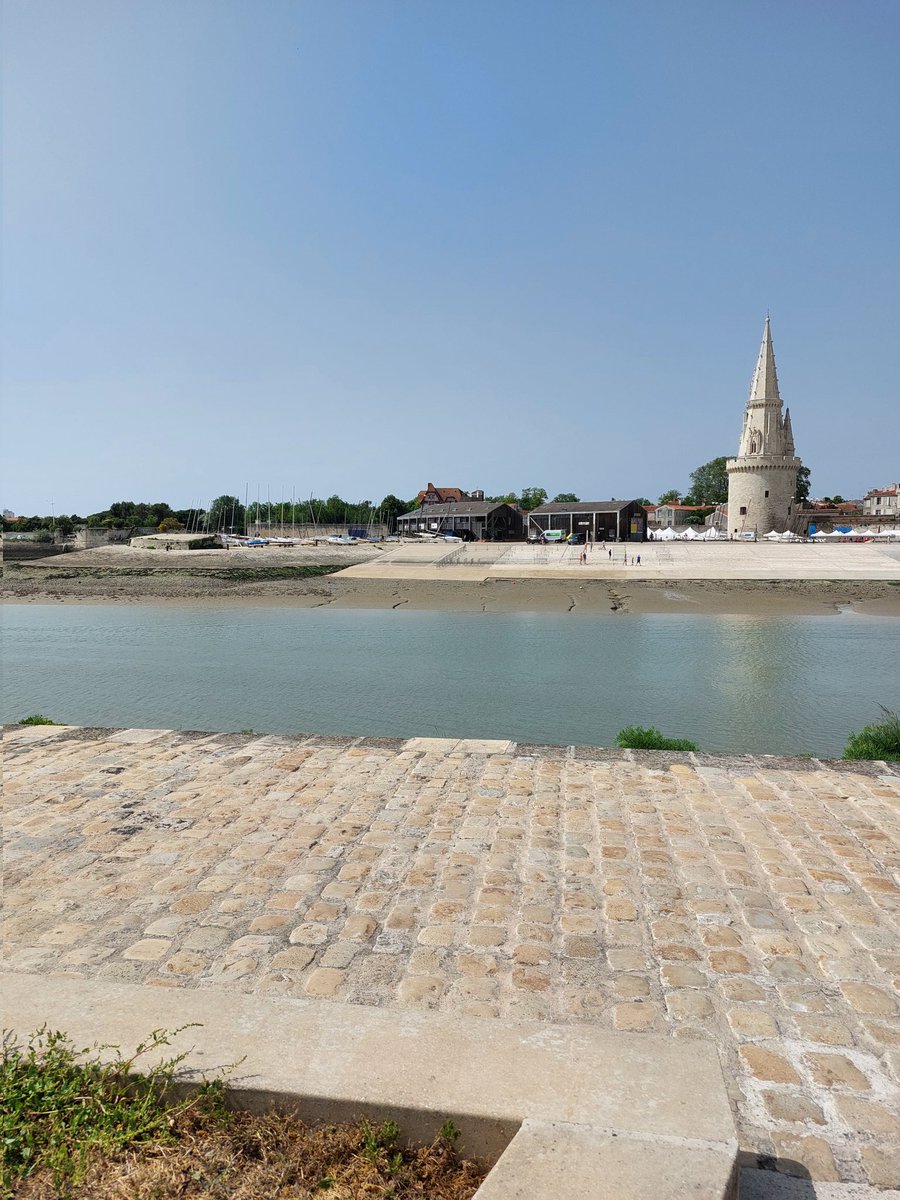 joanriguet's tweet image. Après-midi à La Rochelle...mais que suis je en train de préparer pour les M1-M2 ? Les gens me regardent un bizarrement (croix du bûcheron) mais quand on leur dit "je suis prof de math" repondent "ah ouais c'est chouette de faire ça"
#mathcitymap @christianmercat