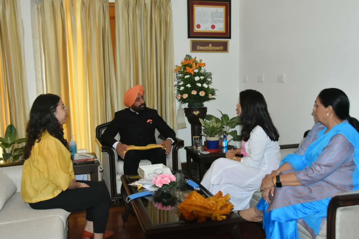 LtGenGurmit's tweet photo. Met Alisha &amp; Ankita Mandoliya, sisters,@MulyaCreation at Rajbhawan. 

Informed about their #Startup, accomplishing sustainable goals through composting used flowers.
Great initiative, empowering hill women folk by generating employment. Very creative &amp; innovative.

Excellent work https://t.co/BUQUTrlXpo