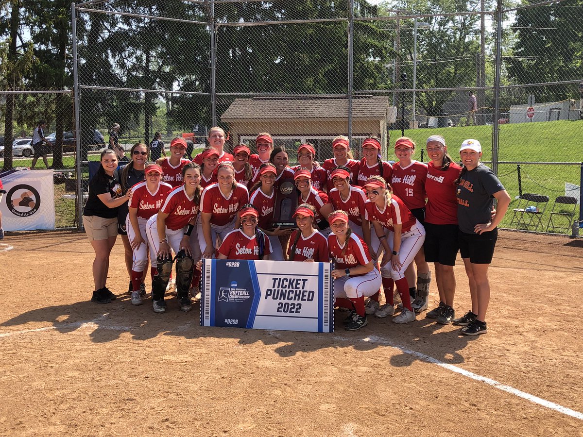 GriffinsSports's tweet photo. The 2022 Atlantic Regional Champions!!! https://t.co/DpxDvcJM9o