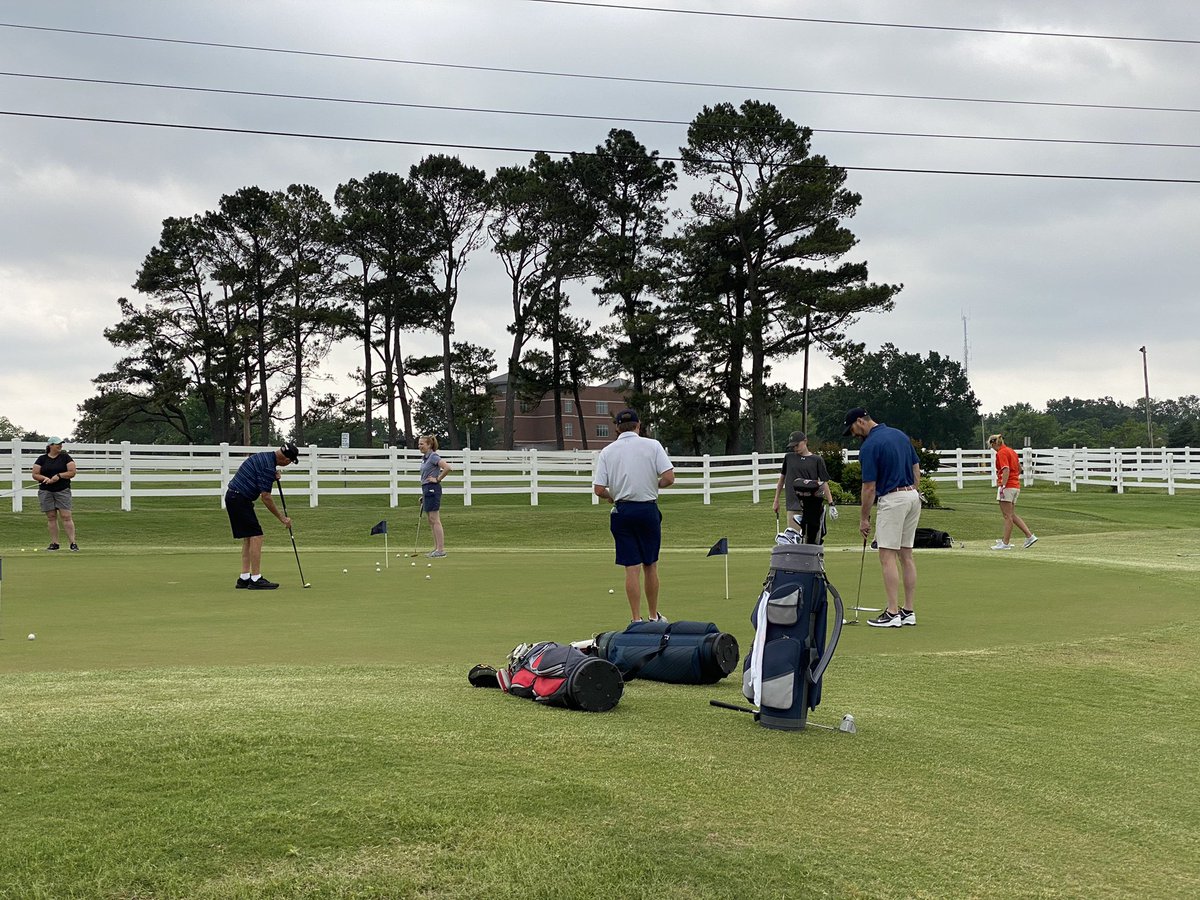 KC4UTIA's tweet photo. Perfect morning for an alumni golf clinic @utmartin! Thx @SkyhawkGolf and @utmalumni for helping us shave strokes off our game! #beUTMproud #PracticeMakesPerfect #UTMalumni https://t.co/864LJgsFcS