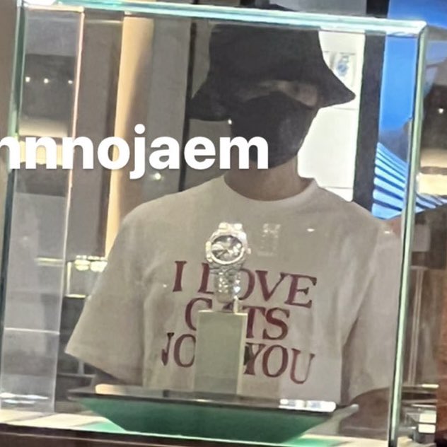 jwooshiluvr's tweet photo. “I LOVE CATS NOT YOU” on jaemin’s shirt 😭😭😭😭😭 https://t.co/7RrUY2S9Ej