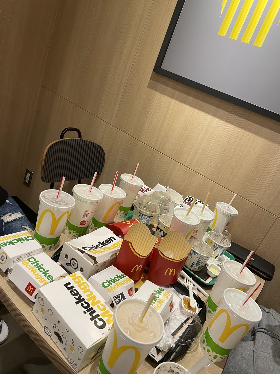 3114Onepiece's tweet photo. 5人でマック1万円分完食。
みんな夕飯後でキツすぎる https://t.co/6uOsSFekC5