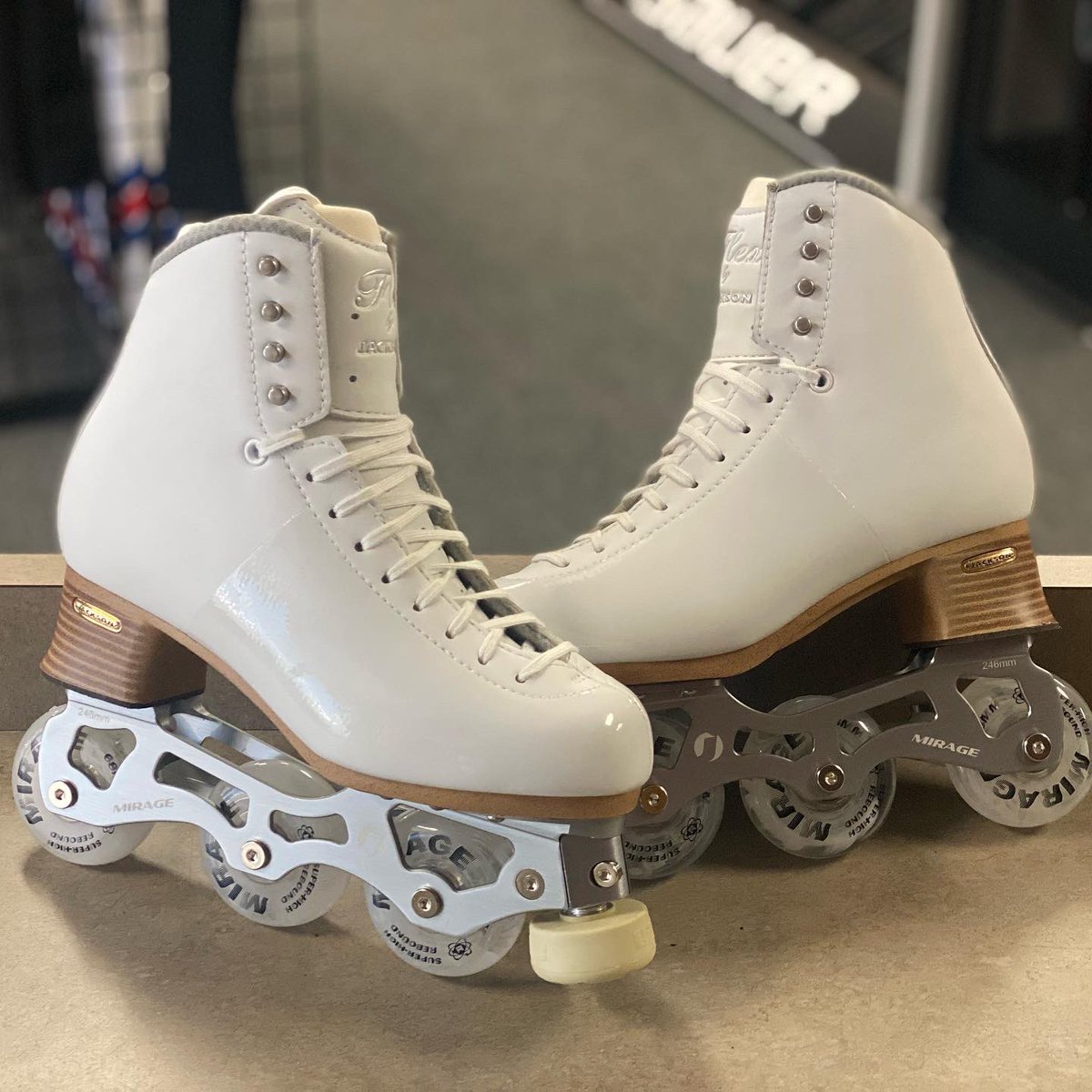 Couple of fresh installs to start the weekend off! 

• <a href="/BauerHockey/">BAUER Hockey</a> LS Edge holder swap, removed logos, Pulse Ti runners &amp; 1/2” hollow

• <a href="/JacksonUltima/">#JacksonUltima</a> Flex boot with their aircraft grade aluminum #MirageFrame 

#HockeySourceSportsExcellence #ServiceSelectionAdvice