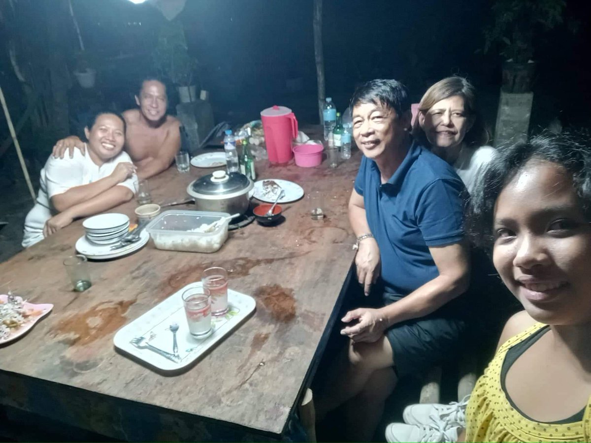 Isang simpleng pakikipaghapunan sa isang pamilya ng  mangingisda dito sa Zambales. 

Kahanga hanga ang kwento ni  Eugene kung paano nila nilabanan bilang  isang komunidad ang bantang pagpatag ng  mga malalaking negosyante sa bundok upang tayuan ng mga proyektong panturismo.