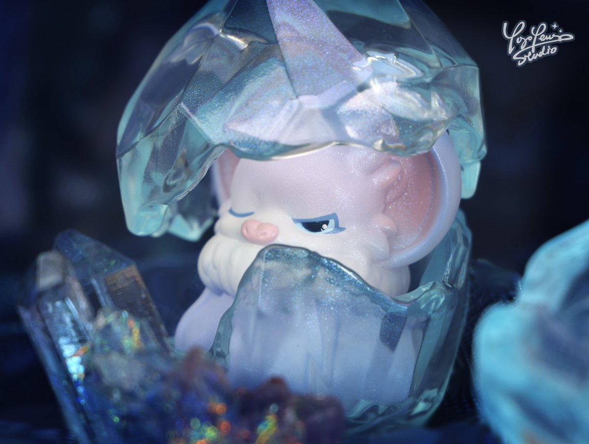 IcyWhiteYoyo's tweet photo. 【Yoki —— 水晶誕生石】

水晶漸漸消融，沈睡許久的他，終於睜開了眼。

他逐漸吸收著水晶中蘊藏的能量，身體閃閃散發著微光。

許多關於他的未解之謎，那來自宇宙的秘密，賦予他神秘的魅力。

一切的源頭，都在那顆晶瑩剔透的水晶誕生之石。 https://t.co/VvXrOvZaOV