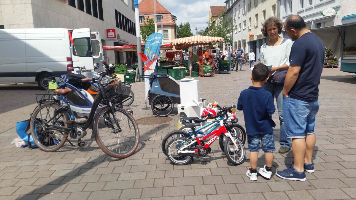 rad_mit_baby's tweet photo. #Proberadeln + Beratung in @Schwetzingen auf dem Wochenmarkt - super Sache um auch Menschen zu erreichen, die sich noch nicht mit Radfahren mit Baby oder kleinem Kind beschäftigt haben.
Es gab einige Aha-Erlebnisse☺️
Das machen wir gerne wieder, vor allem bei so schönem Wetter ☀️ https://t.co/L0euvFMMvp