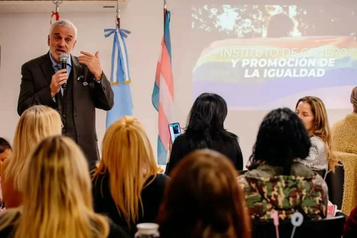 LeoCastilloOk's tweet photo. El Defensor del Pueblo #MarioDecara llevó adelante el Encuentro Provincial Travesti-Transgénero en relación a los 10 años de la sanción de la Ley de Identidad de Género. @DefensorCba https://t.co/gOtdry2G6B