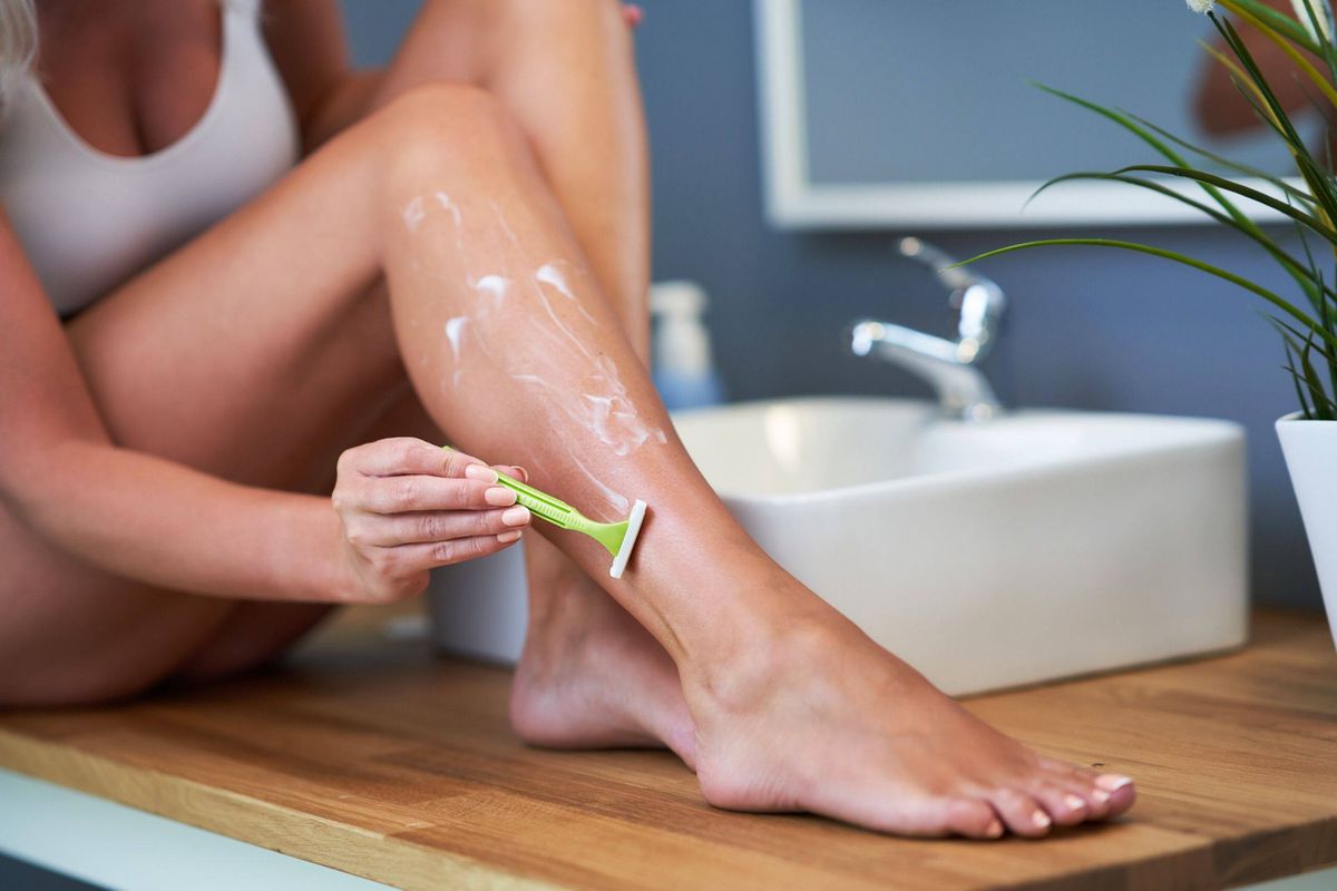 девушки бритые между ног. женские ноги. бритье женское. просвет между бедрами. девушки бритые между ног.