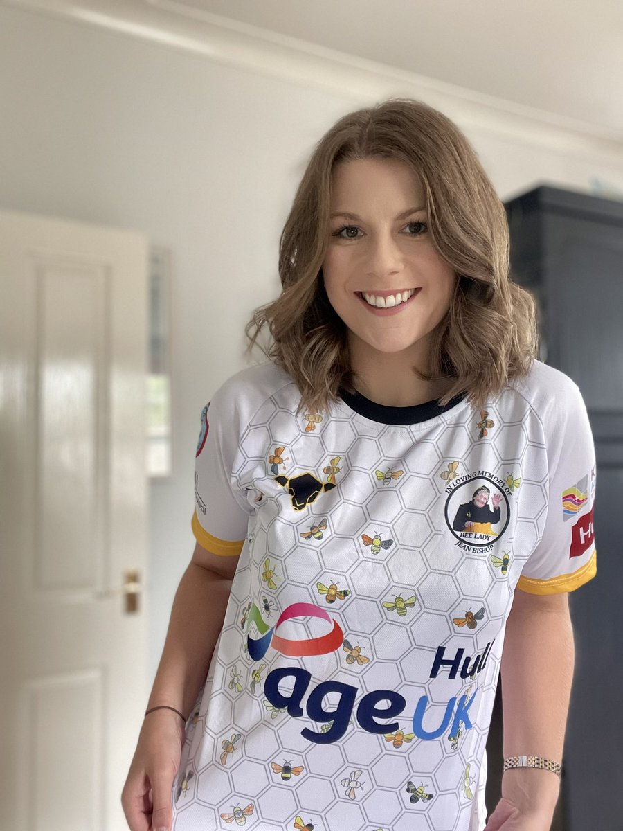 theelliebrennan's tweet photo. Love this charity shirt from @TMBAW1865 in memory of the Hull legend Jean Bishop 🐝 all raising money for Age Uk - awesome work pals! https://t.co/QTnSsBr8vq