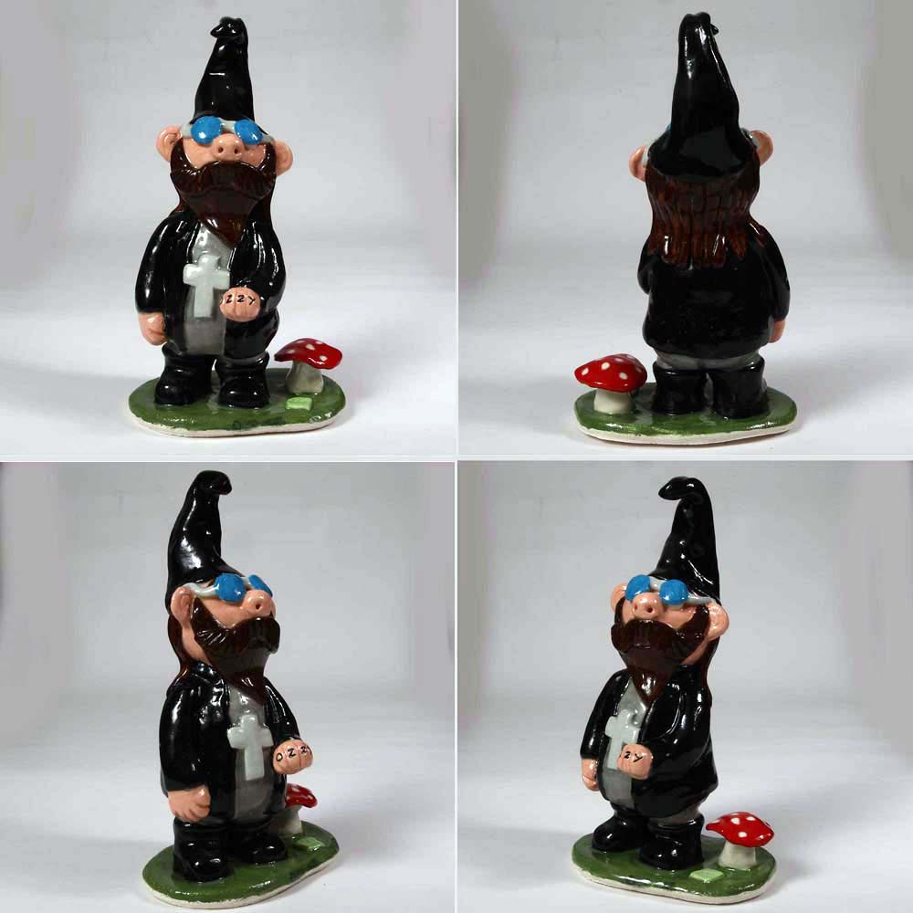 FionaHodgesArt's tweet photo. Great news. Ozzy Osgnome, the #gnome of darkness himself, has found himself a new home thanks to the team at #NTKO #Gallery in #Louth.
#OzzyOsbourne #BlackSabbath #WarPigs #sculpture #ceramic #artwork #homedecor #objetdart #Paranoid
https://t.co/6hI5tQMBuC https://t.co/FBvfIckCiw
