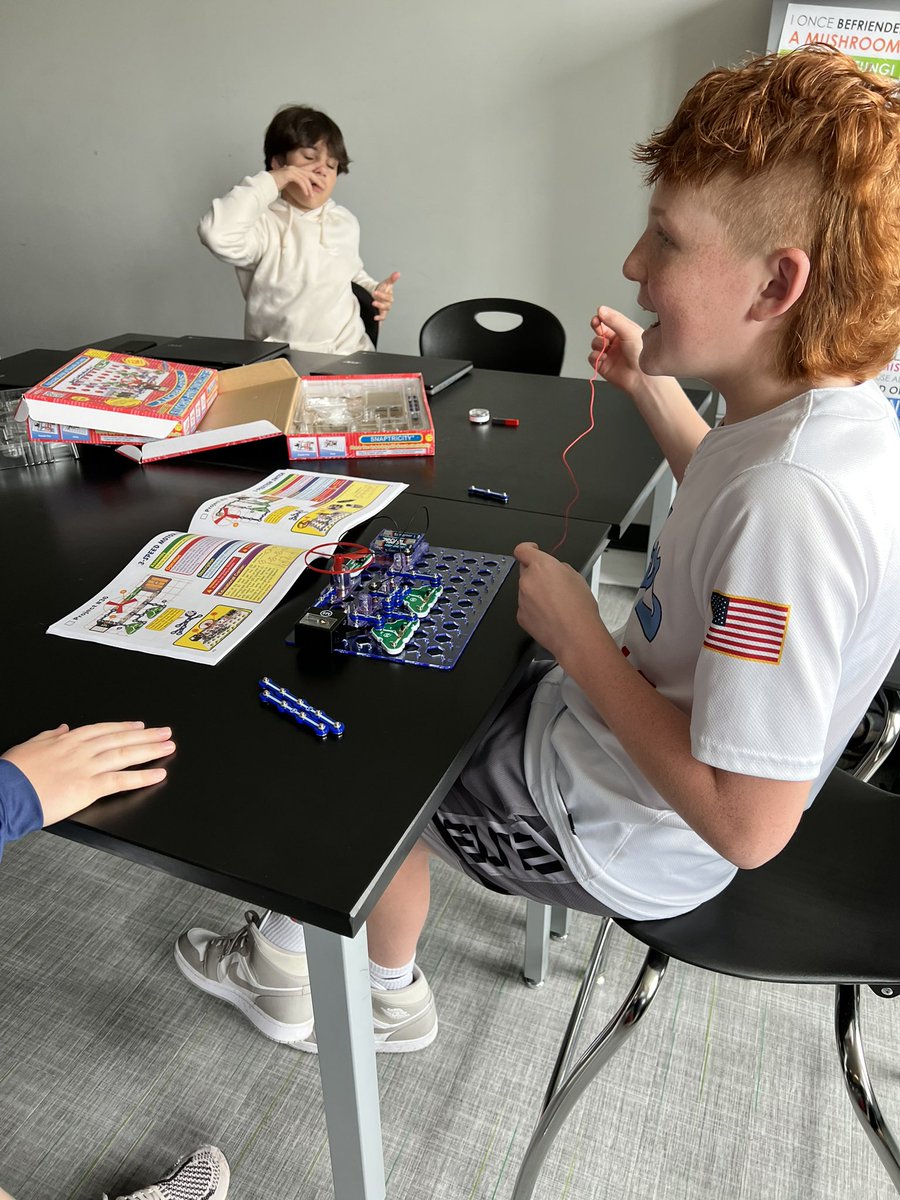 McGheeTeach's tweet photo. 7-2 scientists playing with snap circuits. @erms_DCSD @DublinSchools https://t.co/R9FlI3b5Dw