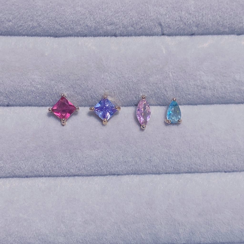 xoox170707xoox's tweet image. GWのベースサイドストリート歩いた時に買ったピアスをのせよう！
なんだか出先の思い出=一目惚れしたピアスが定着してますね(  ･᷄-･᷅ )

宝石のようなポスト型のを珍しく手に取ってみた。(髪を下ろす事が多い為に普段は大ぶりのものを選びやすい)
配色が好みすぎて♥︎💐

#RAYDY