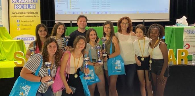 jdonateherrero's tweet photo. Enhorabona a les campiones!!! 🥇🥈🥇L’Scrabble torna a triomfar a Barcelona. L’IES GILABERT de Nules copa els primers llocs de les dues classificacions. 👏🏻👏🏻❤️💞❤️💞 @ies_nules @iesalvarofalomir @fisc_scrabblecatala @ScrabbleEscolar @ajuntcastello @rubentrenzano https://t.co/Iw1a7nJ5ul