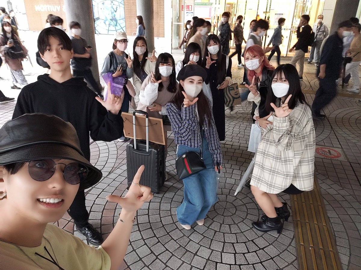 kyoooya3's tweet photo. 今日も路上ライブありがとうございました✨
今日はほぼ1人で歌ってて新鮮だったね〜🎶笑
たまにはアリだね!
でもやっぱ3人が良いね!
明日も歌うぅうう!🎤
#路上ライブ #新宿駅 #BDIP #磨穿鉄硯 https://t.co/Dwi65nKzdT