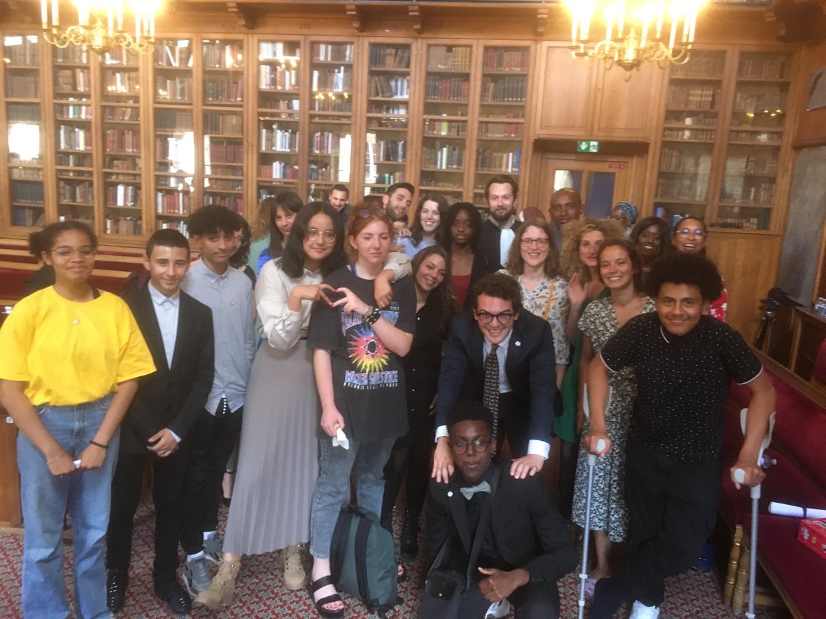 1er et 3e prix concours Éloquence-DSAvocats dans la prestigieuse bibliothèque de l’ordre des avocats-palais de justice de Paris. Félicitations à Souleymane et Nadia qui ont été brillantissimes. Bravo aux enseignants tuteurs. Grand moment d’émotion inoubliable.