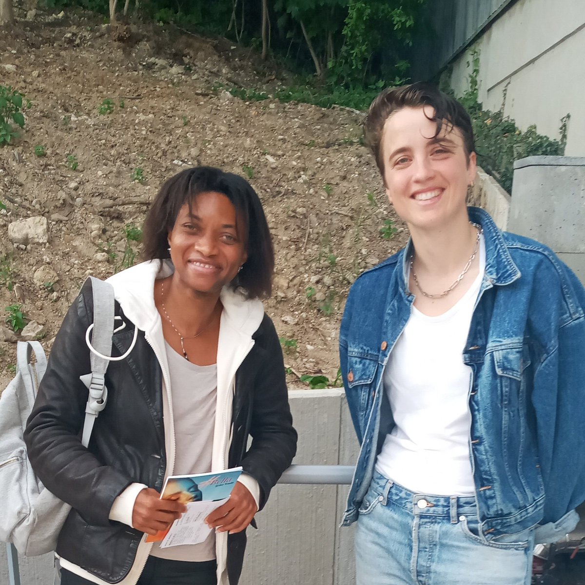 fouda_grace's tweet photo. Inoubliable rencontre avec #adelehaenel, comédienne d'exception doublement Césarisée, époustouflante au #theatredesamandiers dans #DERTEICH. Immense honneur pour moi de lui avoir remis en main propre mon ouvrage #BELLA🙏
Le combat continue #lgbtqcommunity.Vive le théâtre d'auteur https://t.co/PDx9uzMbFj