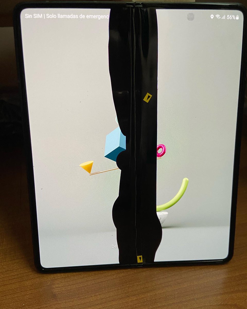 Meisynn's tweet photo. Muy mal servicio @samsungespana.
Comprado galaxy fold 3 5 Gb.  1950 € Estrenado en enero. Funda oficial de la misma marca.  En abril deja de verse la pantalla interior. Lo revisa la casa Samsung e indica que ha habido golpe. El teléfono no se ha caído jamás y se ha tratado bien. https://t.co/j74ltjUL6j