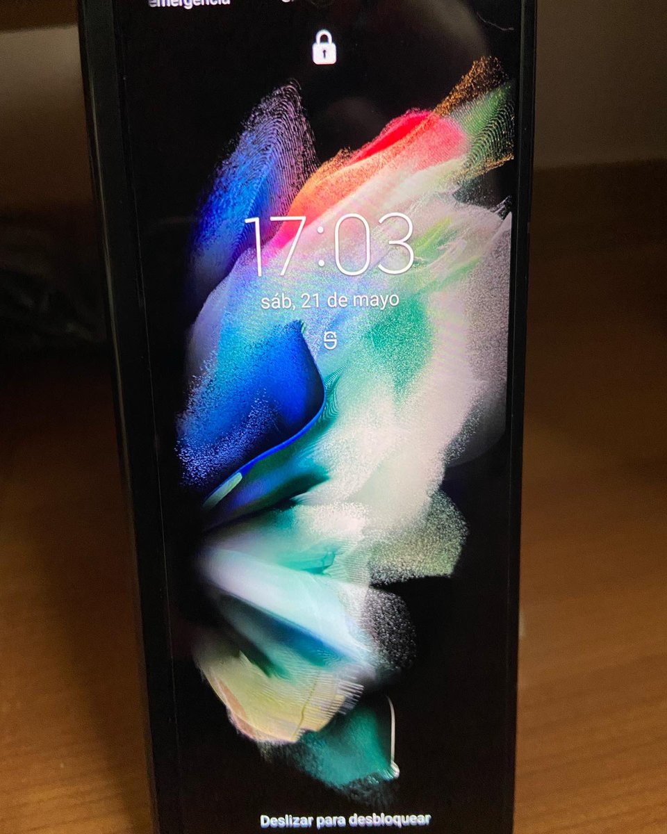 Meisynn's tweet photo. Muy mal servicio @samsungespana.
Comprado galaxy fold 3 5 Gb.  1950 € Estrenado en enero. Funda oficial de la misma marca.  En abril deja de verse la pantalla interior. Lo revisa la casa Samsung e indica que ha habido golpe. El teléfono no se ha caído jamás y se ha tratado bien. https://t.co/j74ltjUL6j