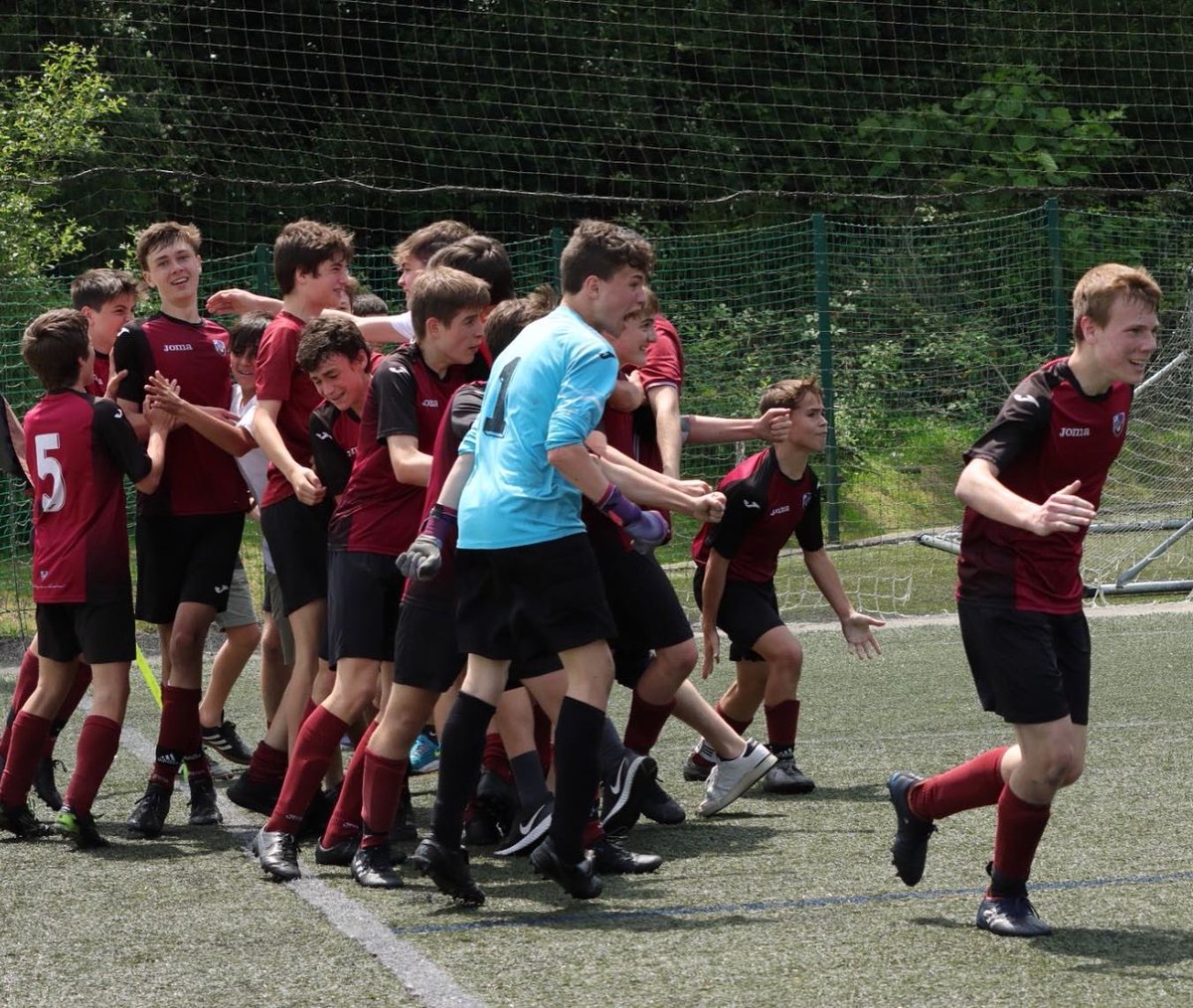 El cadete primer logra una emocionante victoria en el descuento y consolida su ascenso a la categoría cadete preferente. ZORIONAK MUTILAK!!! 🙌🏾👏🏽🔴⚫️