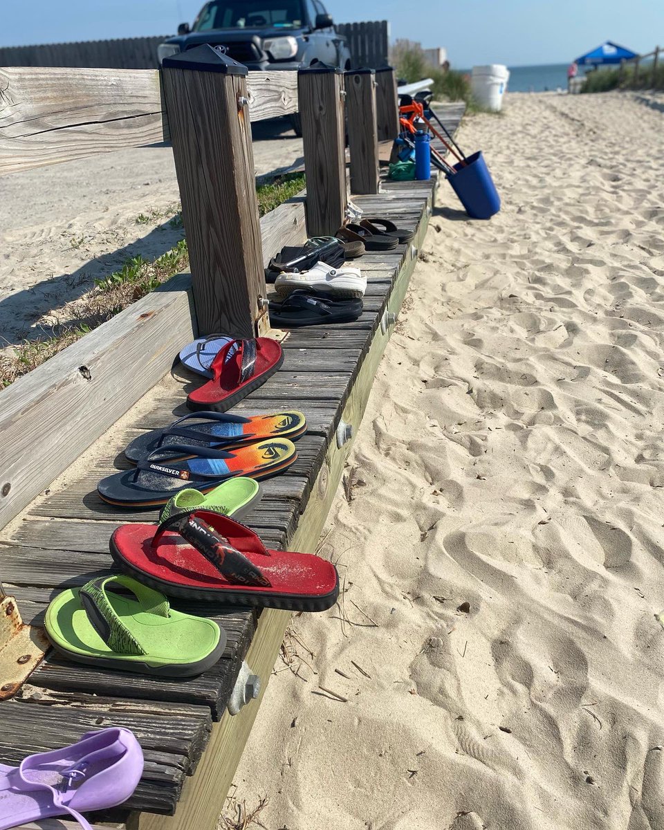 EcoHermitage's tweet photo. #60minutebeachcleanup #keepitbeachycleanvb @HESVBVikings @vbschools #noexcuseforsingleuse #saveourbeaches Today we teamed up with @SurfriderVA at Chicks Beach for a #beachcleanup #oceanpollutionstartsonland #kidsmakingadifference https://t.co/wpGx5DXONB