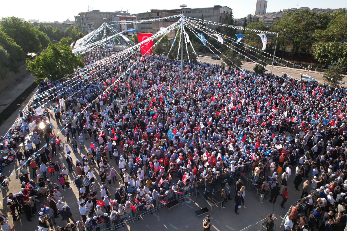 baz_sirin's tweet photo. Muhteşemsin Gaziantep  🧿 🧿

Bu meydan umut meydanı.
Bu meydan Demokrasi meydanı. 💧🌱 https://t.co/HHF26j22vQ