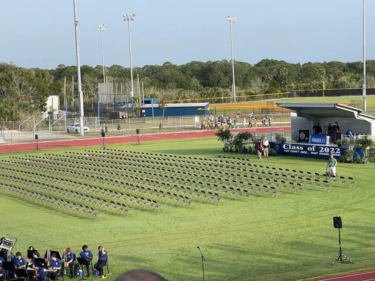 lesliefuller's tweet photo. Congratulations Class of 2022! Go be great and do great things! You can’t hide that Shark pride! 🎓💙🖤🦈 #srhstogether @SRHS_SHARKS https://t.co/eApyPoOyzO