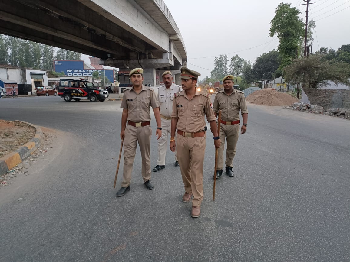 walterganj's tweet photo. #BastiPolice सुरक्षा एवं शांति व्यवस्था के दृष्टिगत थाना वाल्टरगंज में जितेंद्र मिश्रा मय पुलिस बल द्वारा चौकी मनौरी क्षेत्रान्तर्गत पैदल गश्त करते हुए चौराहों/ भीड़-भाड़ वाली जगहों पर संदिग्ध व्यक्तियों/ वाहनों की गहनता से चेकिंग किया गया | 
@bastipolice 
@Uppolice 
@digbasti https://t.co/0iV9xgG9Sq