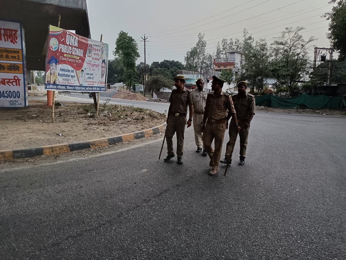 walterganj's tweet photo. #BastiPolice सुरक्षा एवं शांति व्यवस्था के दृष्टिगत थाना वाल्टरगंज में जितेंद्र मिश्रा मय पुलिस बल द्वारा चौकी मनौरी क्षेत्रान्तर्गत पैदल गश्त करते हुए चौराहों/ भीड़-भाड़ वाली जगहों पर संदिग्ध व्यक्तियों/ वाहनों की गहनता से चेकिंग किया गया | 
@bastipolice 
@Uppolice 
@digbasti https://t.co/0iV9xgG9Sq