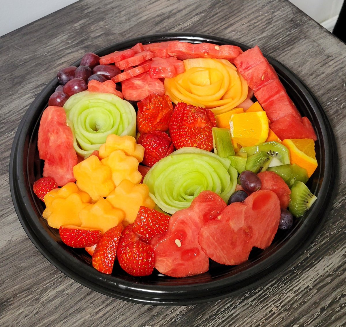 FabulousStop's tweet photo. Backyard barbecue? How about a delicious fresh fruit tray too! https://t.co/jcYgZMH0tR