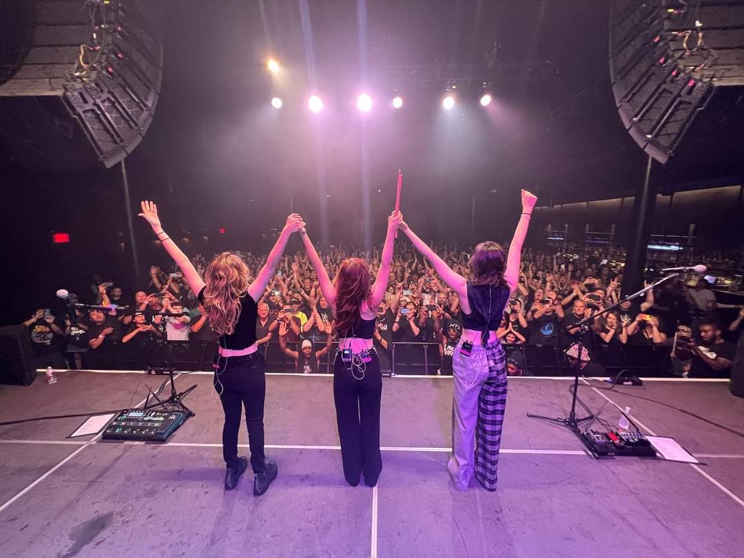 mauenoboa16's tweet photo. Ayer @TheWarningBand2 tocó su show #21 del Mayday Tour por USA y Canadá en el The Studio At The Factory (@studioatfactory) en Dallas, TX. 😀🤘🔥⚡👏🇲🇽🇺🇸
#TheWarningRockBand #TheWarningBand #TheWarning #HardRock #RockMusic #TheStudioAtTheFactory #Dallas #Texas #USA #MaydayTour2022 https://t.co/6mQQhgwV0O