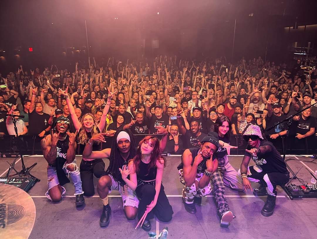 mauenoboa16's tweet photo. Ayer @TheWarningBand2 tocó su show #21 del Mayday Tour por USA y Canadá en el The Studio At The Factory (@studioatfactory) en Dallas, TX. 😀🤘🔥⚡👏🇲🇽🇺🇸
#TheWarningRockBand #TheWarningBand #TheWarning #HardRock #RockMusic #TheStudioAtTheFactory #Dallas #Texas #USA #MaydayTour2022 https://t.co/6mQQhgwV0O