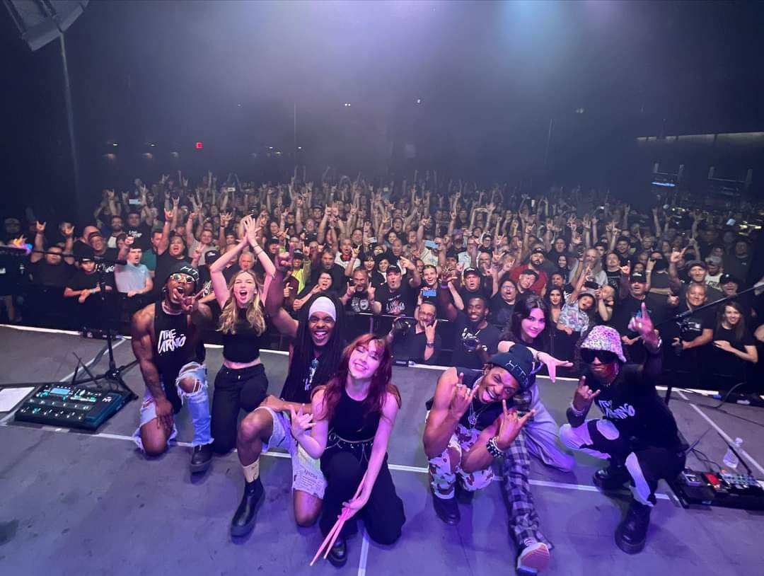 mauenoboa16's tweet photo. Ayer @TheWarningBand2 tocó su show #21 del Mayday Tour por USA y Canadá en el The Studio At The Factory (@studioatfactory) en Dallas, TX. 😀🤘🔥⚡👏🇲🇽🇺🇸
#TheWarningRockBand #TheWarningBand #TheWarning #HardRock #RockMusic #TheStudioAtTheFactory #Dallas #Texas #USA #MaydayTour2022 https://t.co/6mQQhgwV0O