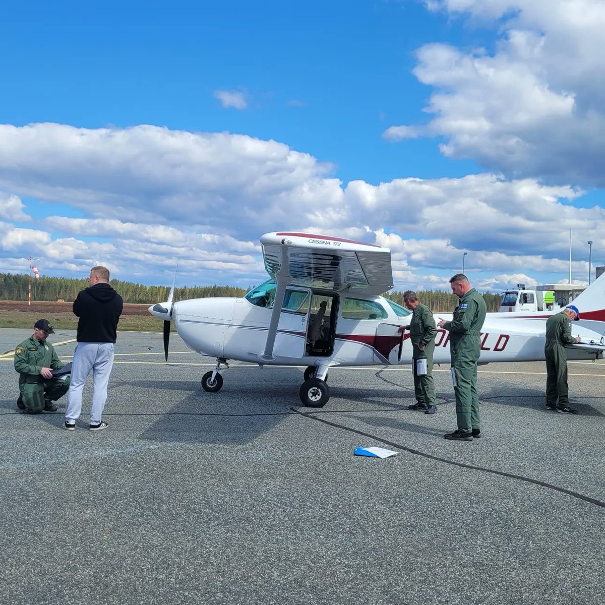 TiinaP6's tweet photo. Päivä vierähti #palolento ja #johtolento harjoituksissa Pohjois-Karjalan pelastuslaitoksen kanssa 🔥✈🚒 Konkreettisilla yhteisharjoituksilla viranomaisten kanssa saadaan hyvää keskustelua ja kehitystä 👍 #vapaaehtoiset #valmius #lentopelastus #pkpelastus #psavi https://t.co/Uz62Ah8cfE