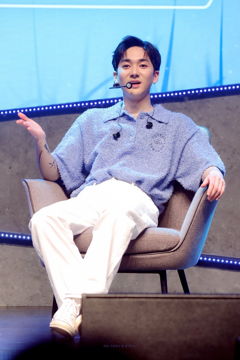 220521 푸른달 스무하루 
#아론 #곽아론 #AaronKwak 

CEO Kwak 🤠

🐶bit.ly/3PwtH9U