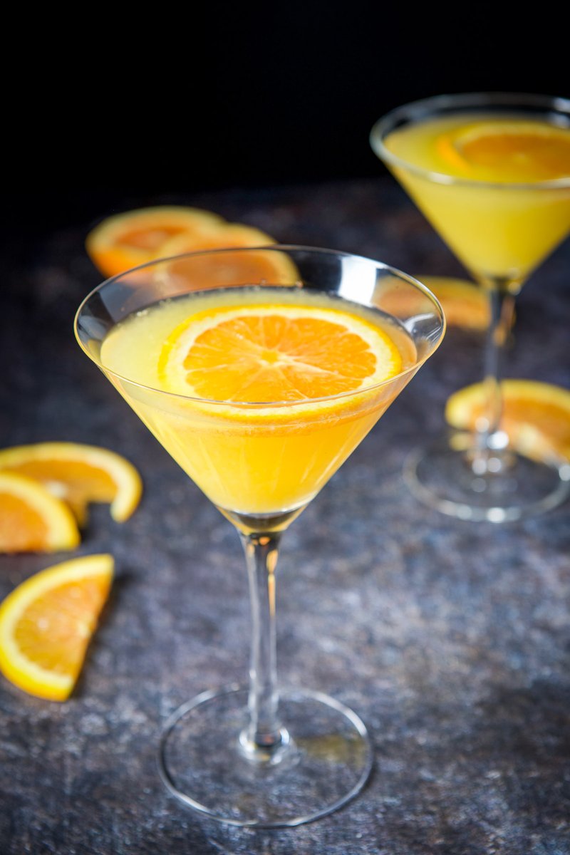 This refreshingly delicious orange martini is made with orange-infused vodka, triple sec, and orange juice. Garnish with an orange slice and fall in love with this easy homemade martini! ddel.co/orma