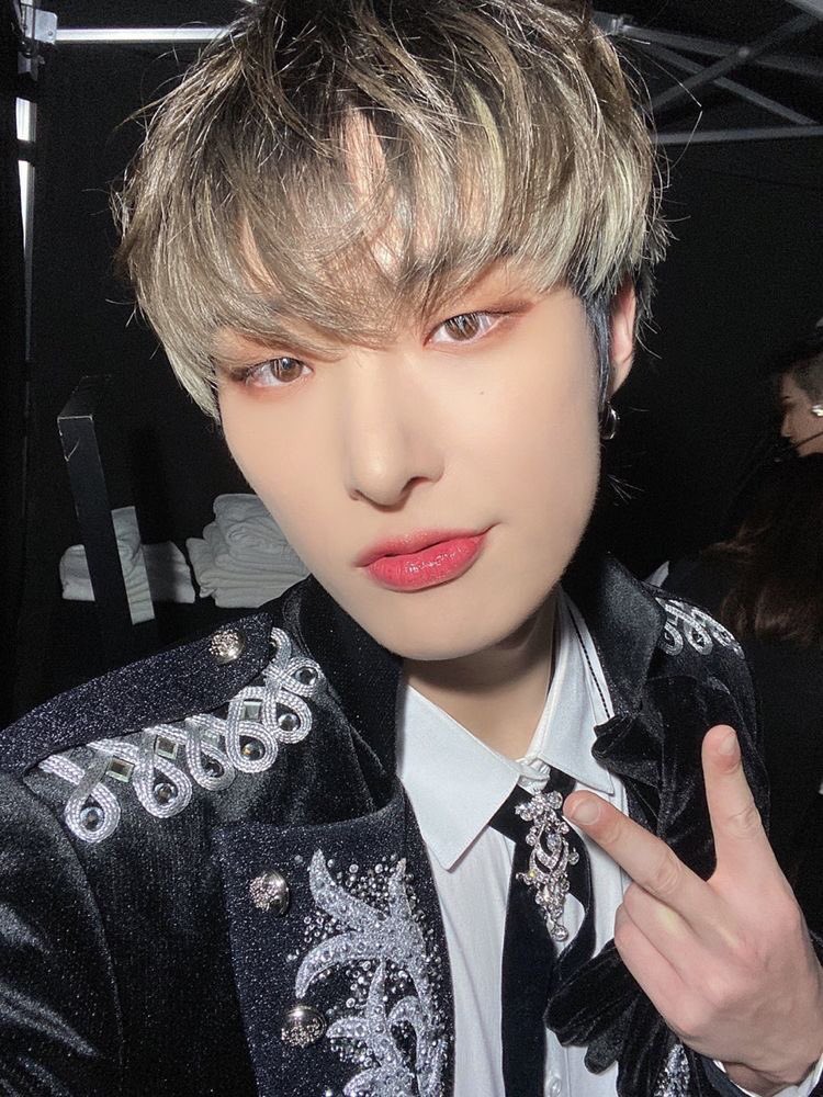 venuslikemingi's tweet photo. -cause you're a sky, a sky full of stars

#MINGI #민기 #ATEEZ #AtinySelcaDay @ATEEZofficial https://t.co/uWLAmu0TtQ