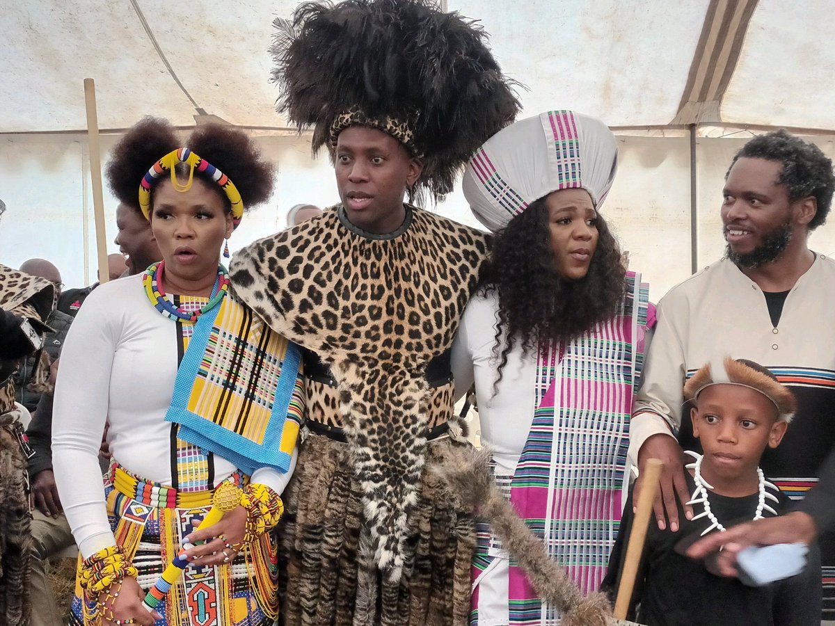 Mzansimail's tweet photo. Several ANC comrades attended the traditional wedding of Zweli Mkhize's son, Dedani Mkhize held in their home in Pietermaritzburg, Kwa-Zulu Natal province.
#Cyril
#Nhlanhla
#ANC https://t.co/gxDsAd9lWs