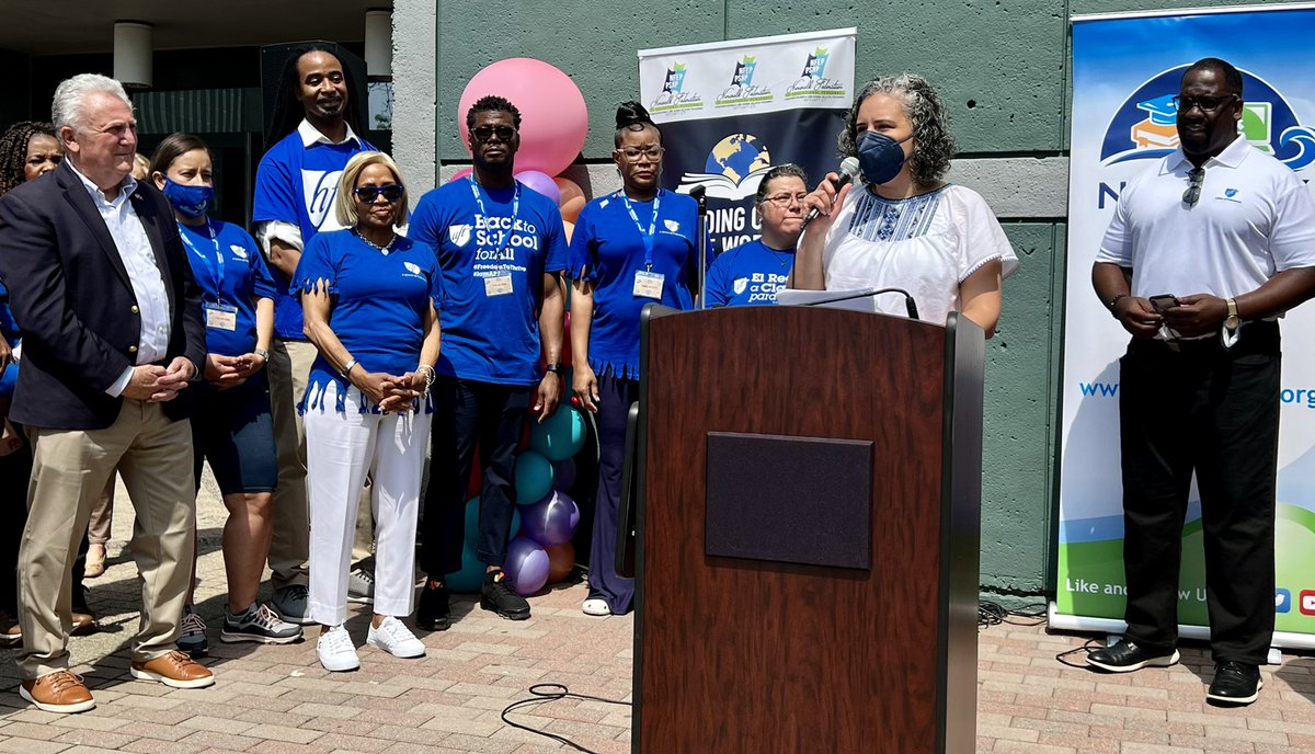 Thanking #union members for organizing, volunteering & @FirstBook for supplying 40K+ books @NorwalkPS sprntndnt @aestrel3 says “event demonstrates there’s no better way to reach child’s mind than thru books.' #ReadingOpensTheWorld @AFTUnion @AFTTeach @PSRP_AFT @NfepUnion