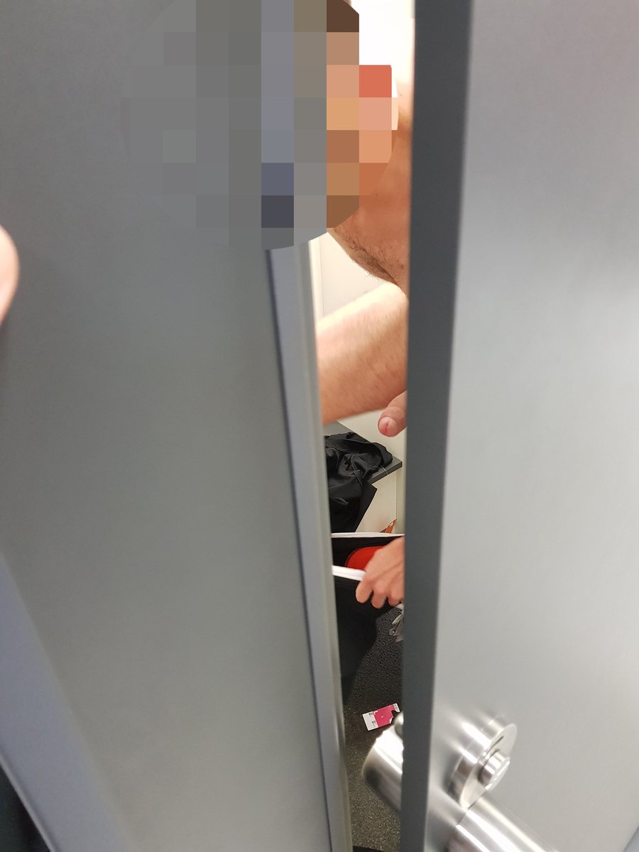 MikeJohson15's tweet photo. Cabine d’essayage à Décathlon… Qui veut en voir plus ?! 😜 https://t.co/SWixcADaZH