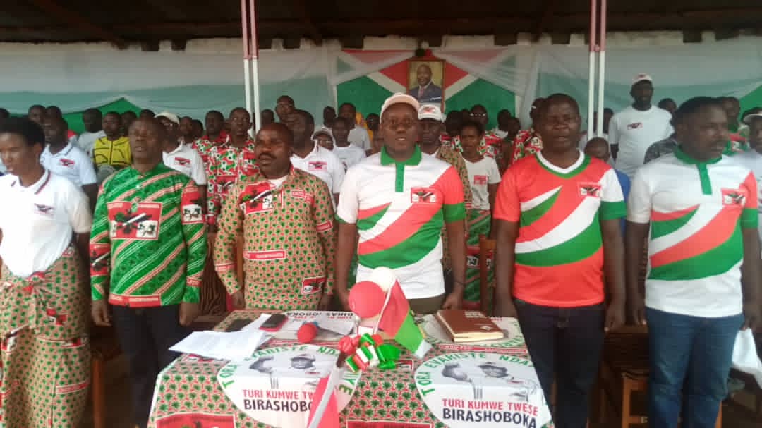 CNDDFDDKARUSI1's tweet photo. #Karusi Umunyamabanga w'umugambwe muntara ya Karusi @MbazabahiziMda1 yateye iteka ibirori vyo kwinjira inzu za ba ntahonikora 17 no kwinjiza abanywanyi bashasha 90 muri Komine #Gitaramuka, @MbazabahiziMda1 asaba abagumyabanga kubandanya umuco mwiza w'urukundo
@CnddFdd @R_Ndikuriy https://t.co/ZfhzJ9fbwr
