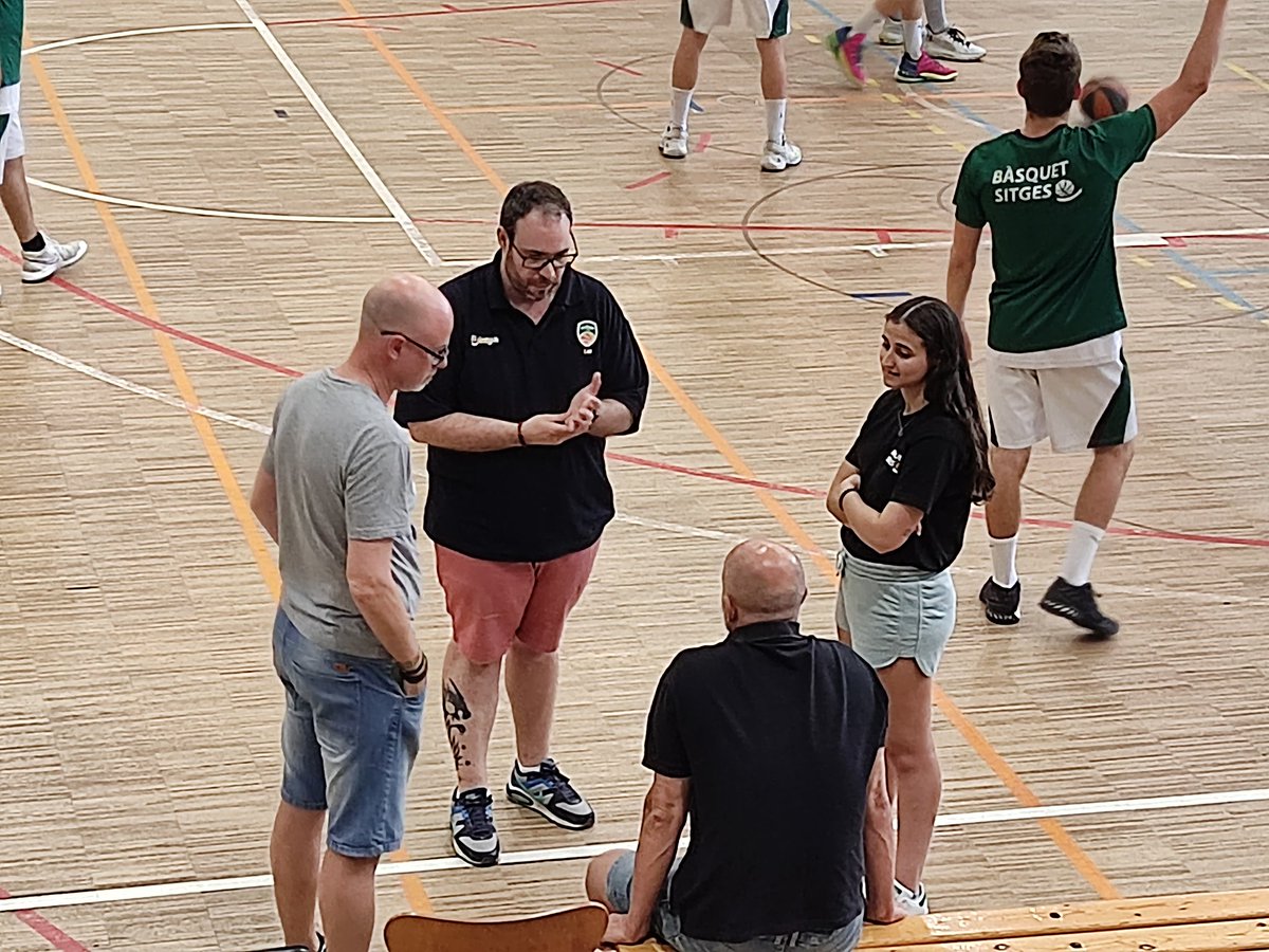 ignasirubi's tweet photo. Moments previs al @CBVilassar vs @basquetsitges Fair Play entre entrenadors ! Prèvia lliga d'ascens a Primera Catalana #fcbasquet #sitges #vilassardedalt https://t.co/Xbu6WkqDQS