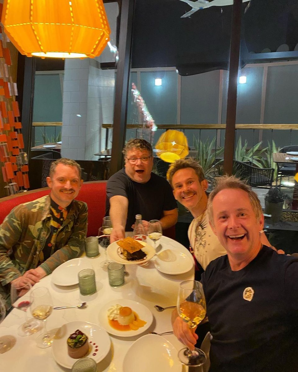 ToIkienverse's tweet photo. Los Hobbits cenando juntos en su reencuentro 🥹💖 https://t.co/BmegxQ1GZO